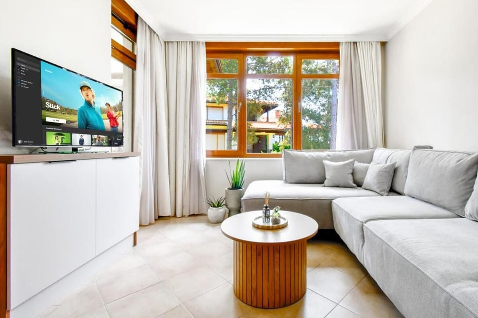 TV and multimedia, Living room, Seating area, Evening entertainment
