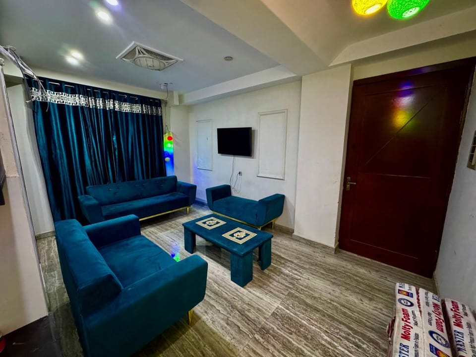 Communal lounge/ TV room, TV and multimedia, Living room, Seating area, Evening entertainment