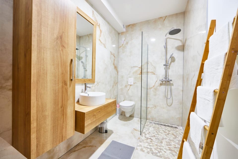 Shower, Toilet, Bathroom, towels