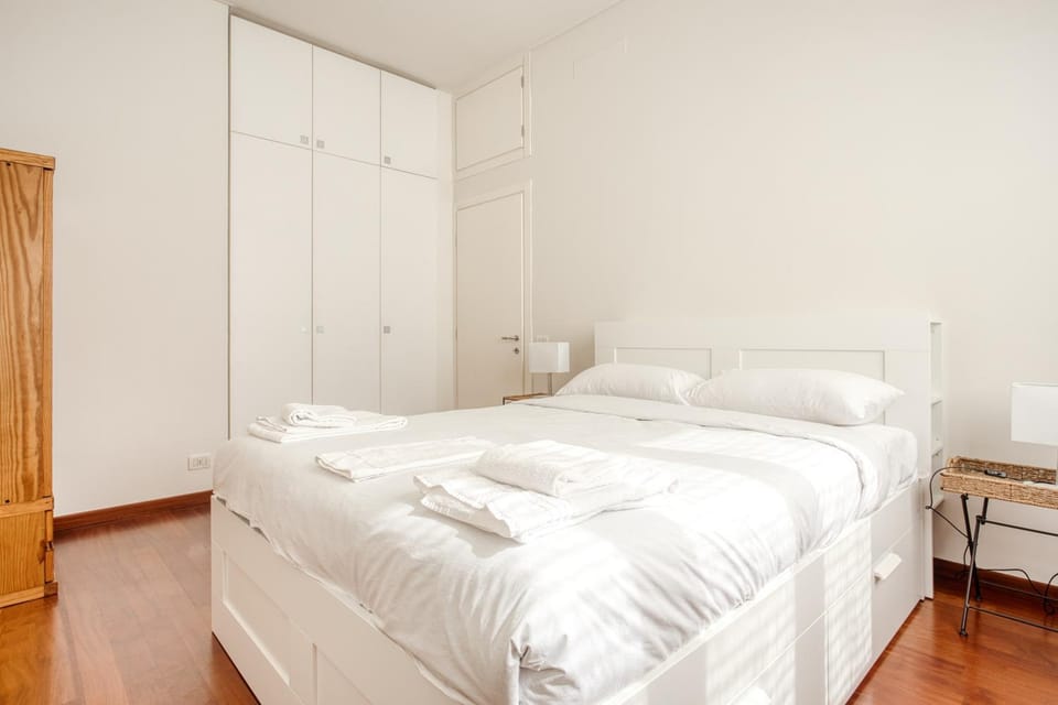 Bed, Bedroom, towels