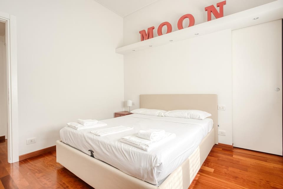 Photo of the whole room, Bedroom, towels