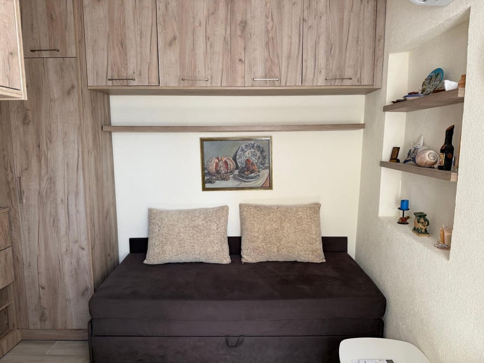 Bed, Seating area