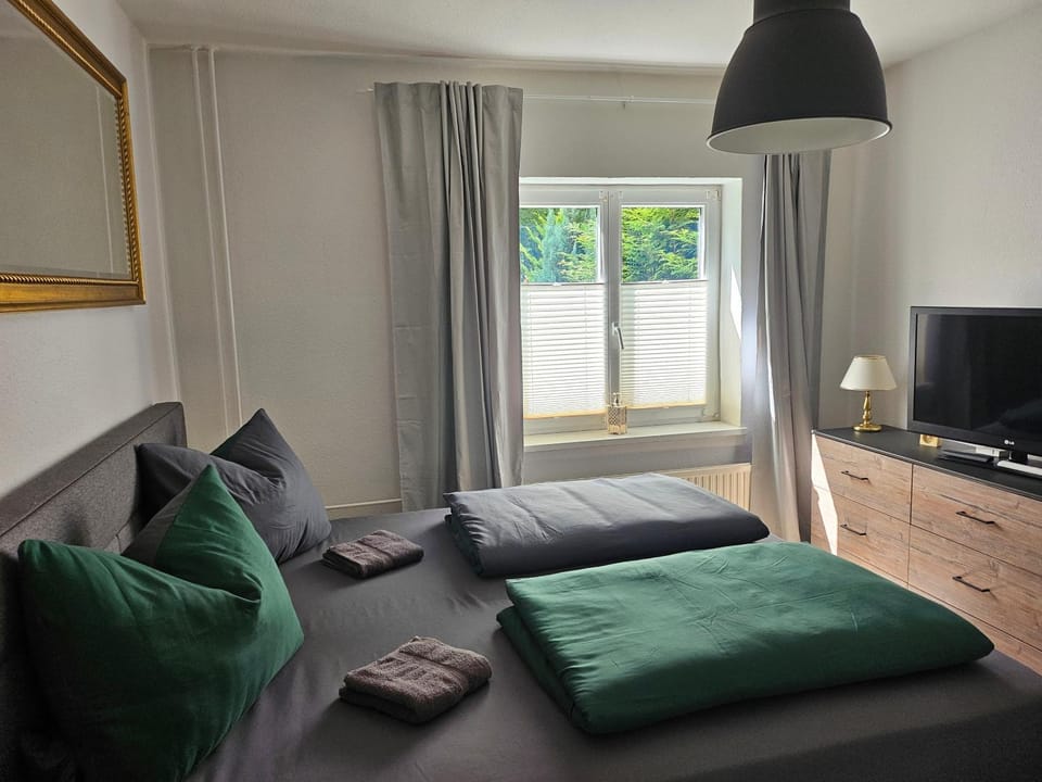 Bed, TV and multimedia, Photo of the whole room, Bedroom