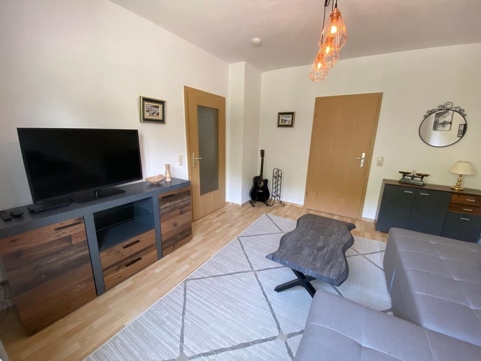 TV and multimedia, Living room, Seating area, Bedroom, internet