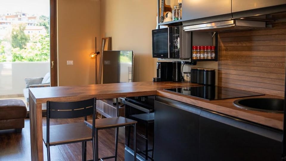 Coffee/tea facilities, Kitchen or kitchenette, Dining area, oven, stove