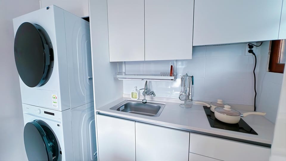 10 seconds to the subway station, 15 minutes to Gangnam, 20 minutes to Jamsil, 3 bedrooms, 2 bathrooms Bed and Breakfast in Seoul