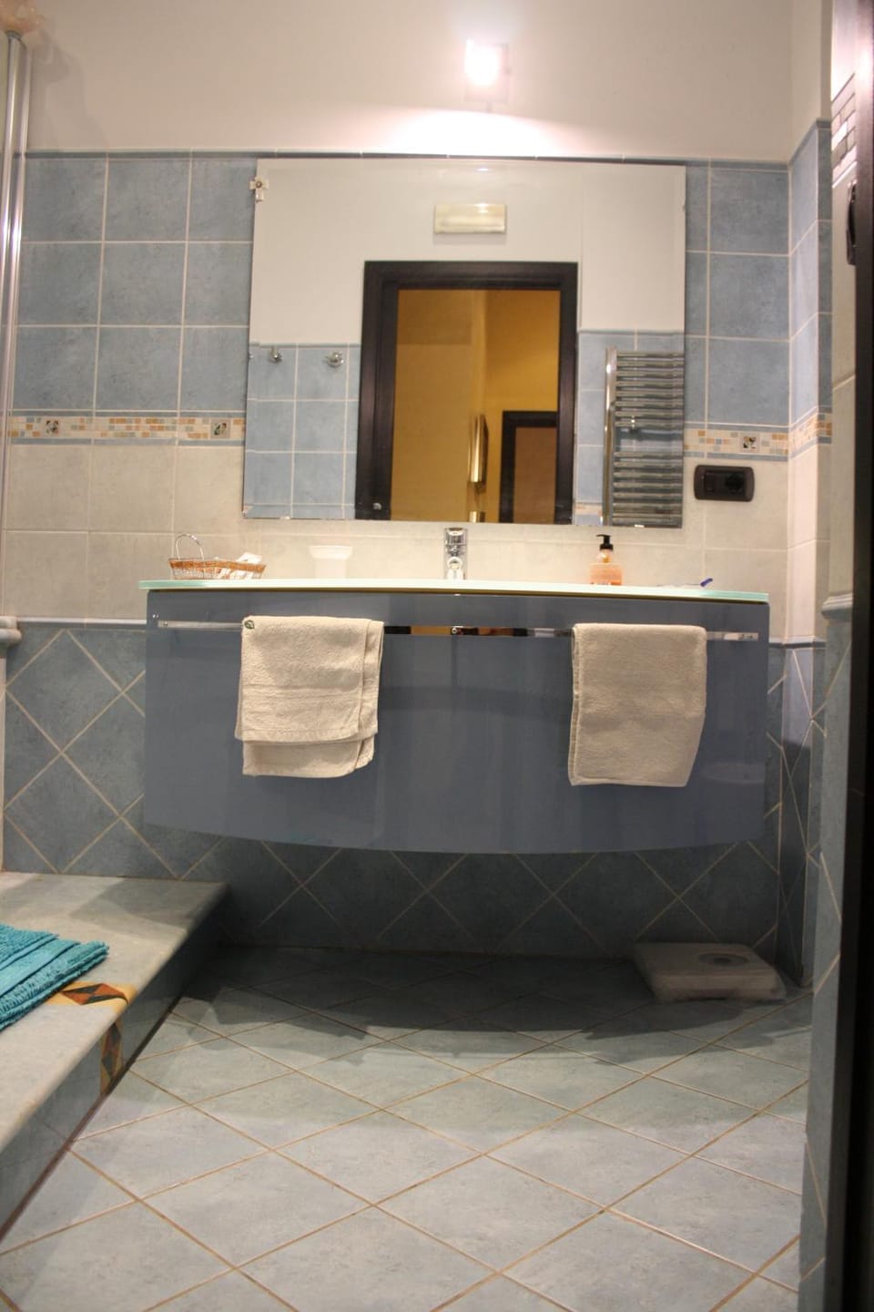 Bathroom, towels