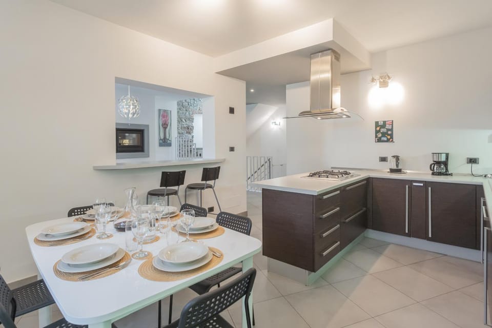 Kitchen or kitchenette, Dining area, stove, kitchen, air conditioner