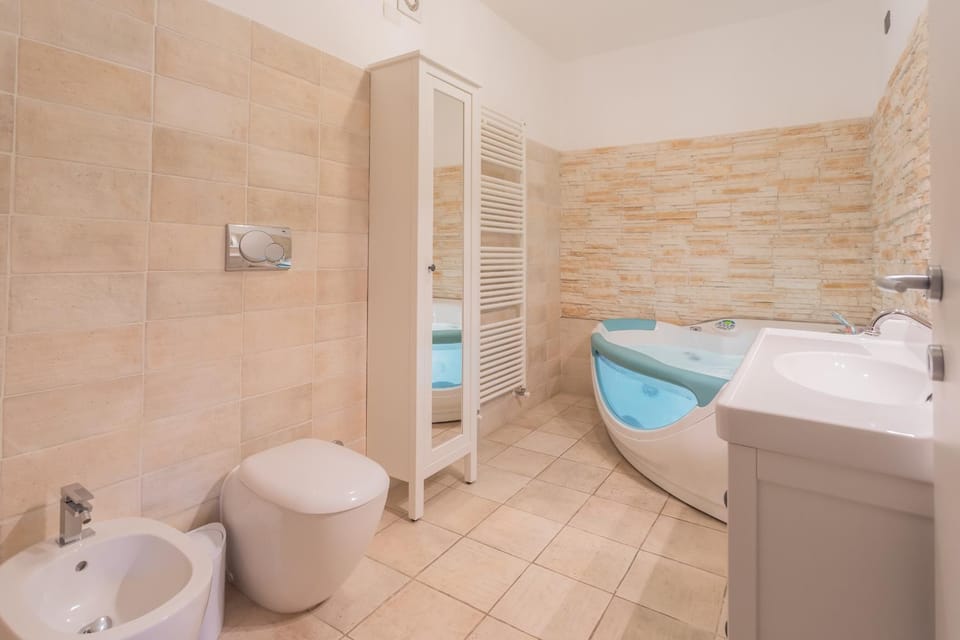 Toilet, Hot Tub, Bathroom, Bath, bidet, towels