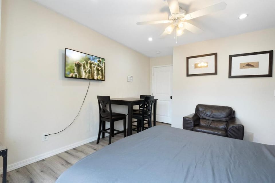 Bed, TV and multimedia, Living room, Seating area, Dining area, Bedroom