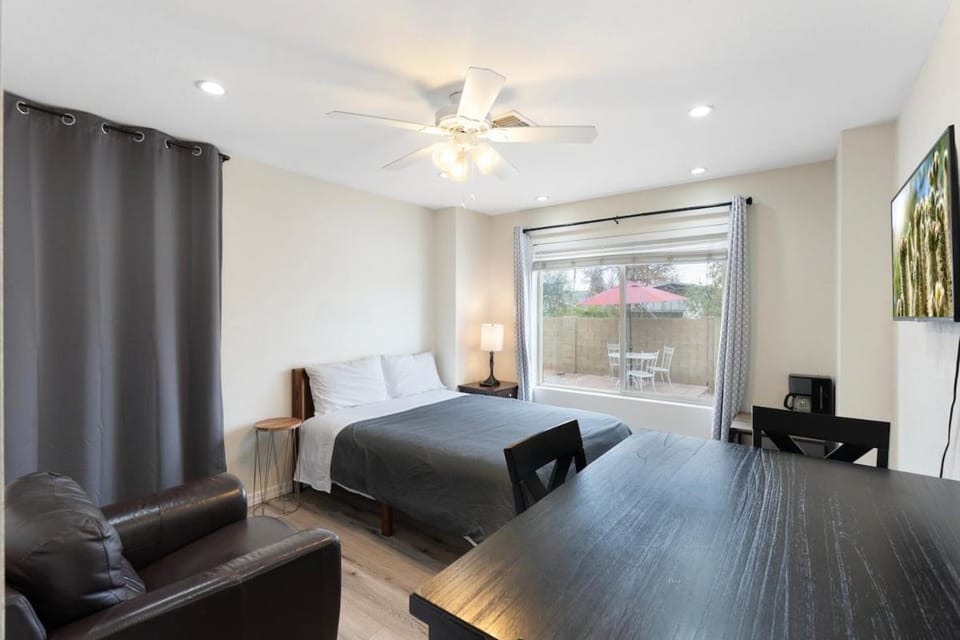 Bed, TV and multimedia, Living room, Photo of the whole room, Seating area, Bedroom