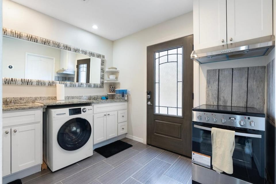 Kitchen or kitchenette, oven, pet friendly, stove, washing machine, dryer