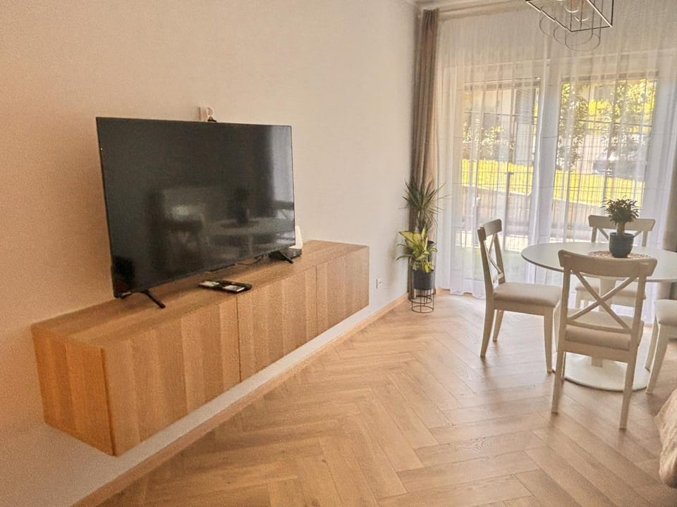 Communal lounge/ TV room, Living room, Dining area, Evening entertainment