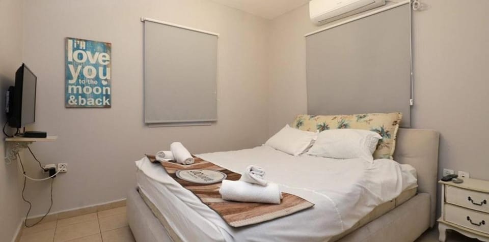 Bed, TV and multimedia, Bedroom, towels