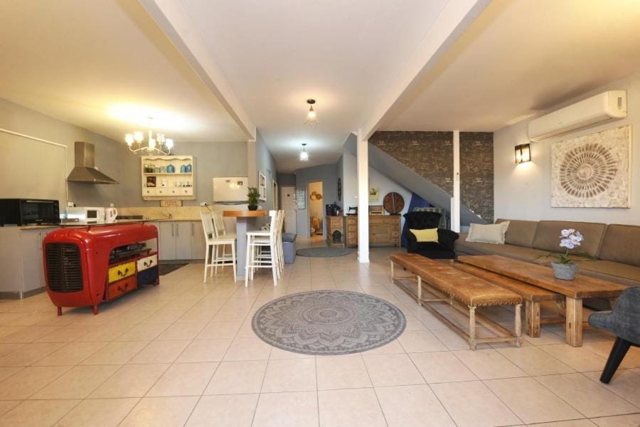 TV and multimedia, Seating area, Dining area, stove, air conditioner