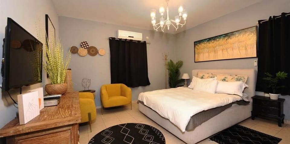 Bed, TV and multimedia, Bedroom