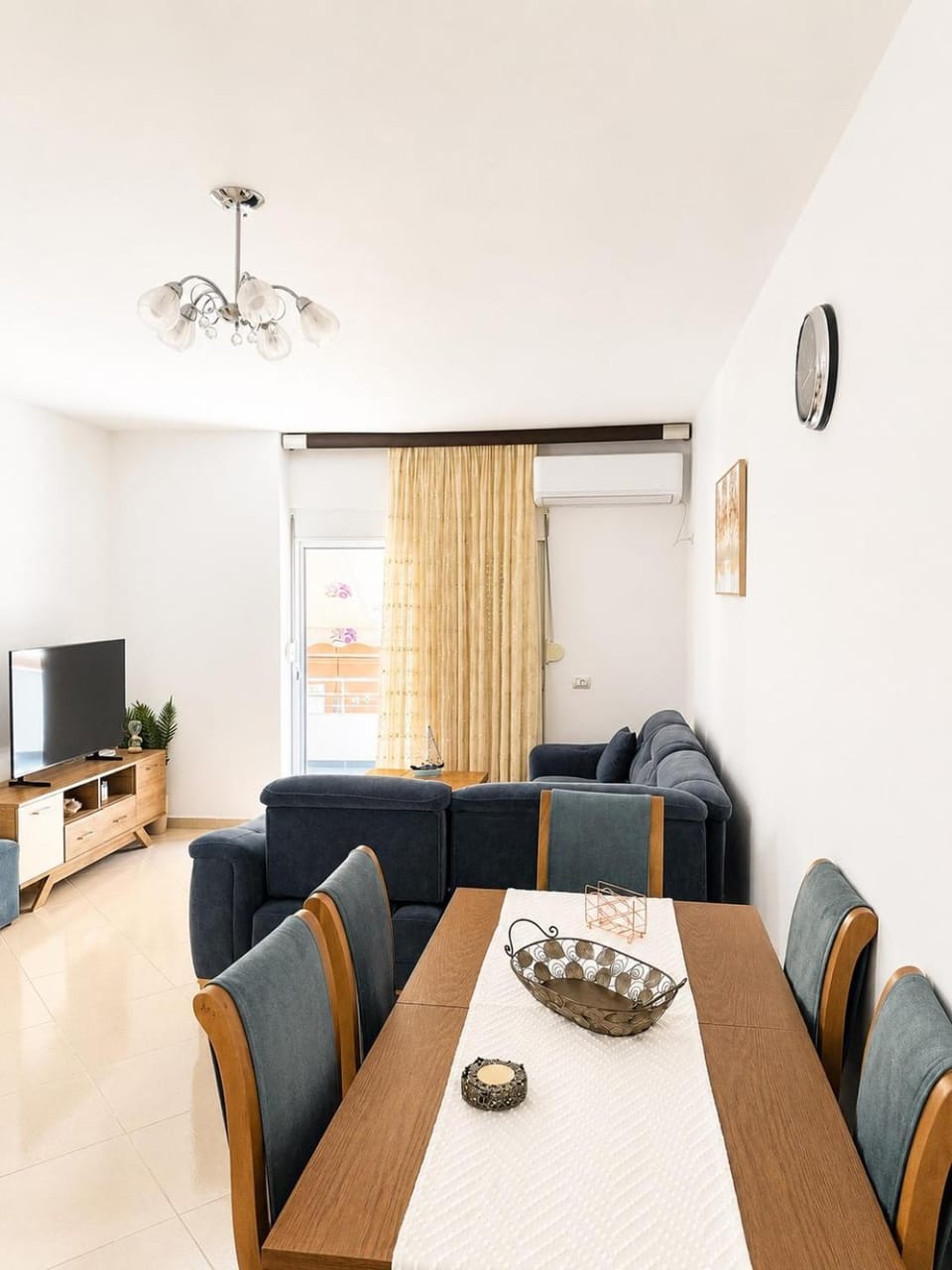TV and multimedia, Living room, Seating area, Dining area, air conditioner