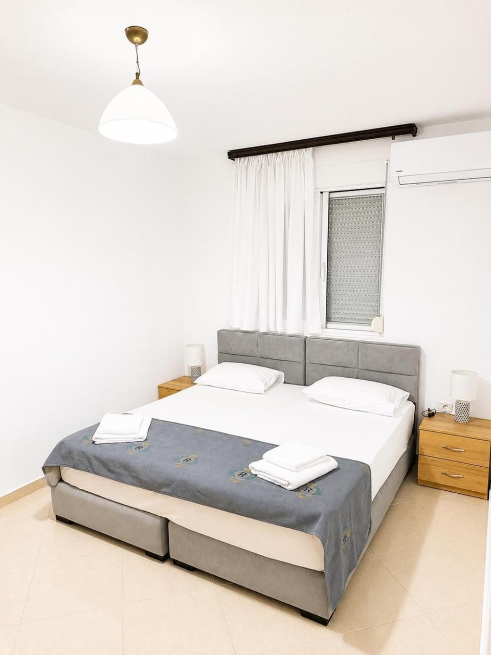 Bed, Bedroom, towels, air conditioner