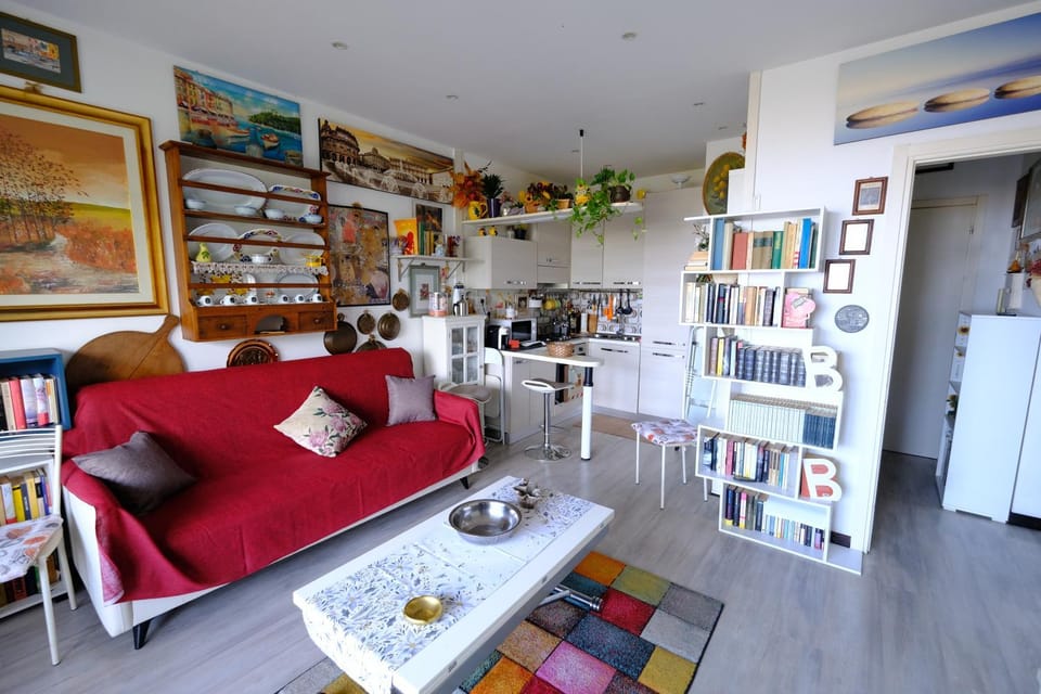 Kitchen or kitchenette, Living room, Seating area, Dining area