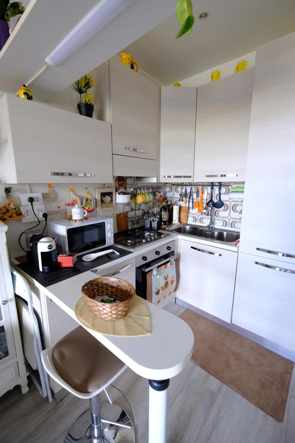 Kitchen or kitchenette, dishwasher, stove