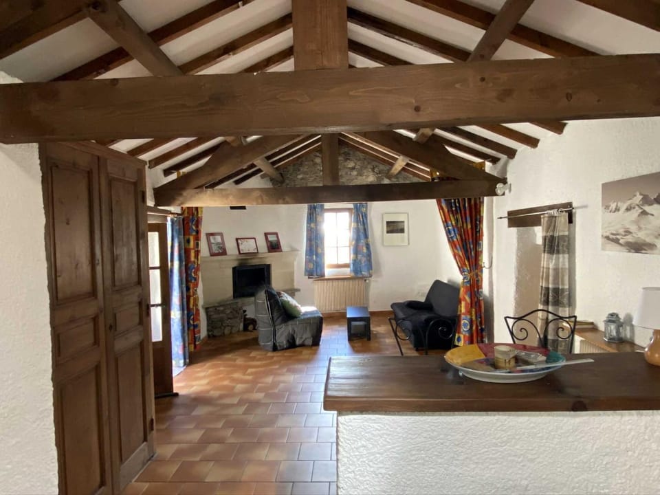 Coffee/tea facilities, Kitchen or kitchenette, Living room, Seating area, Dining area