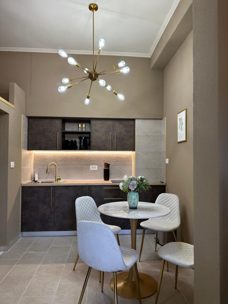 Kitchen or kitchenette, Dining area