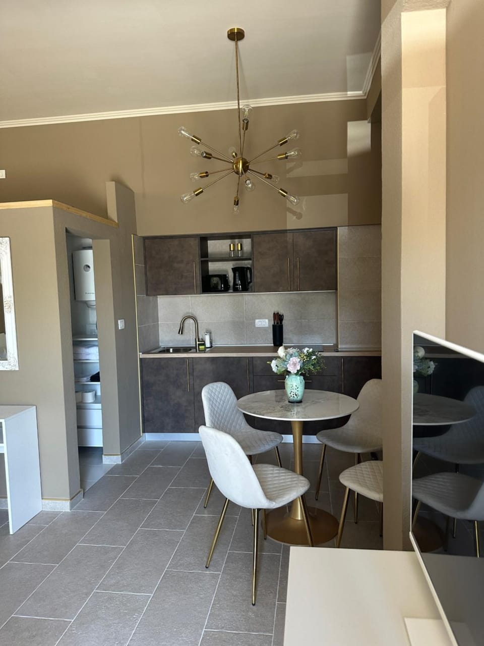 Kitchen or kitchenette, Dining area