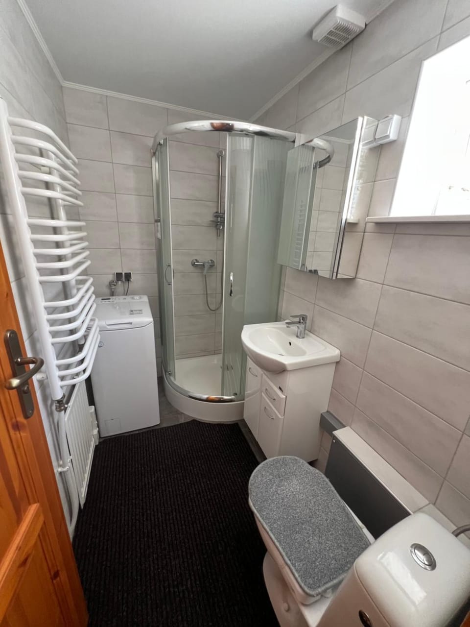 Shower, Bathroom, towels, washing machine