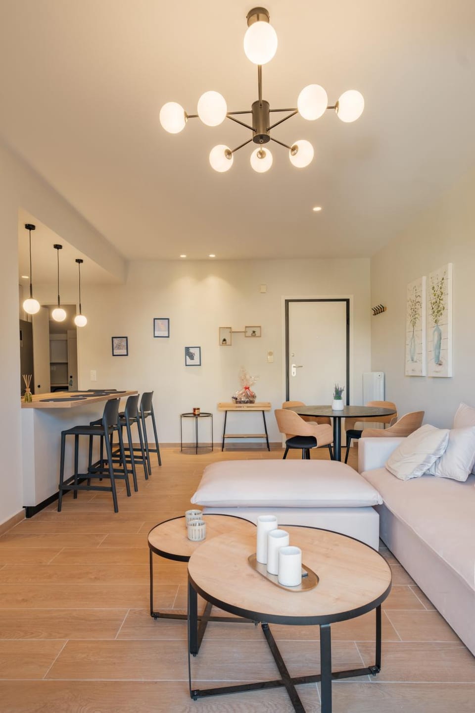 Kitchen or kitchenette, Living room, Seating area, Dining area