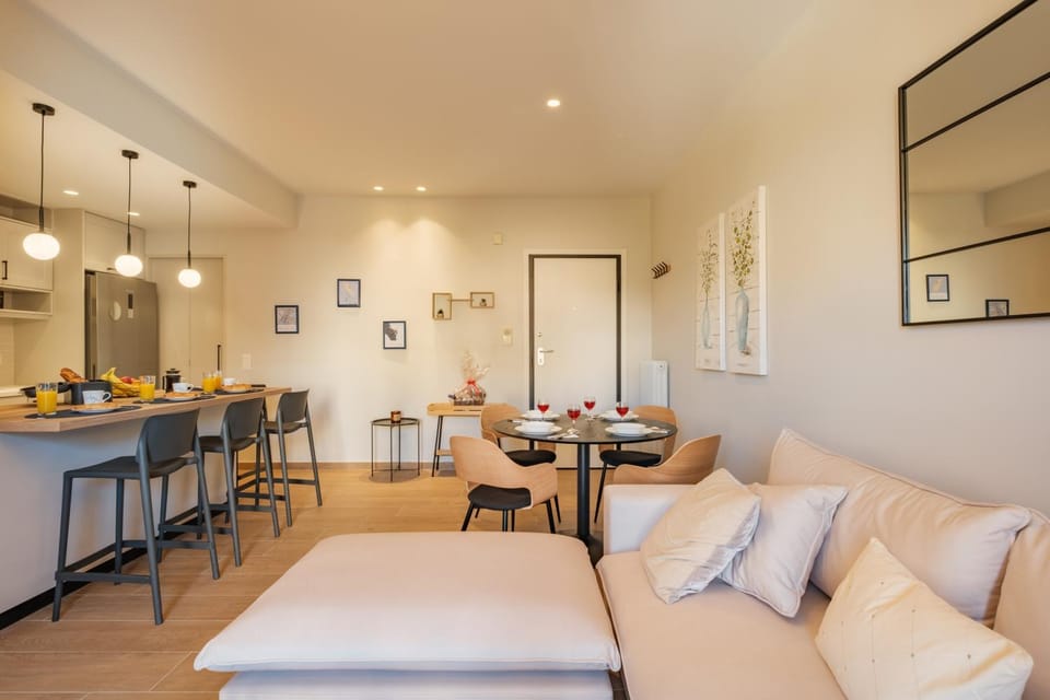Kitchen or kitchenette, Living room, Seating area, Dining area