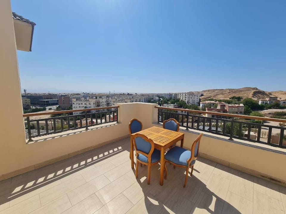 View (from property/room), Balcony/Terrace, Seating area, Dining area, Mountain view