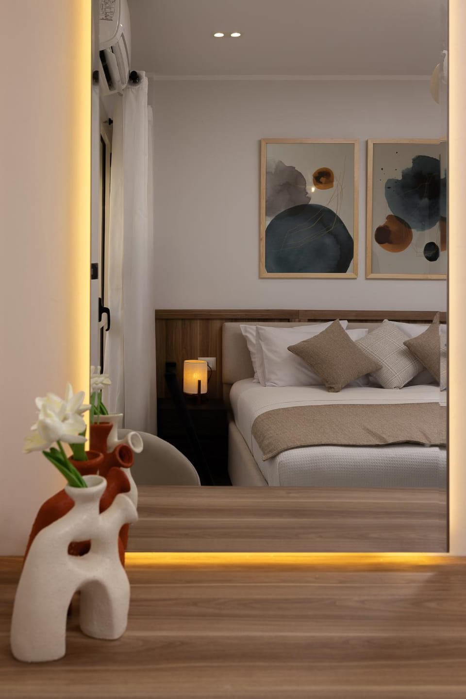 Bed, Photo of the whole room, Decorative detail, Seating area, Bedroom