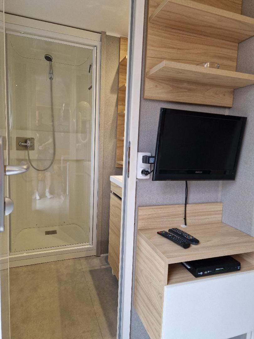 Shower, Bathroom, TV and multimedia