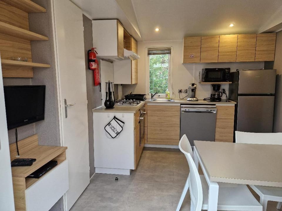Kitchen or kitchenette, dishwasher, oven