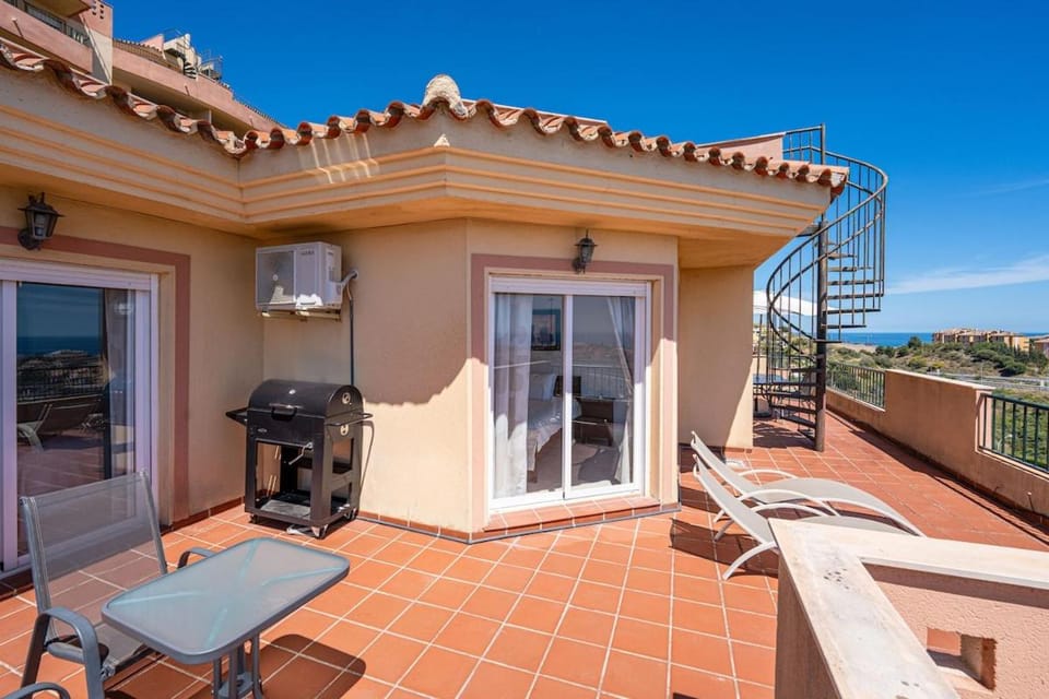 Penthouse Seaview - 3bed & 2bath Apartment in Sitio de Calahonda