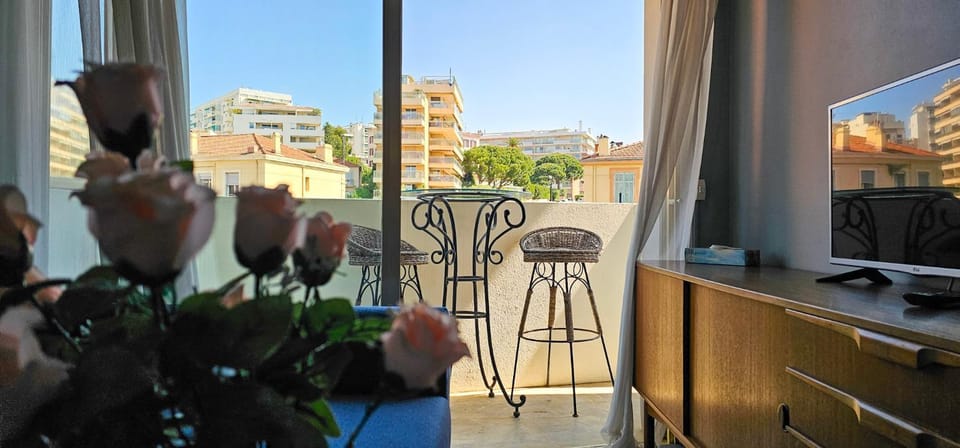 TV and multimedia, Balcony/Terrace, Living room, Seating area, Dining area, City view