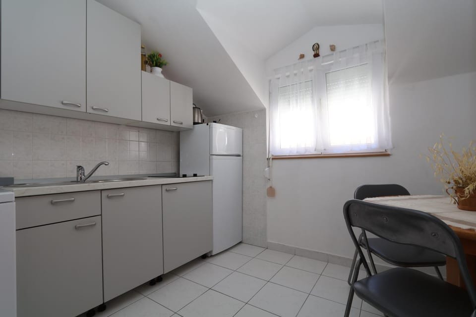 Kitchen or kitchenette, Dining area, oven