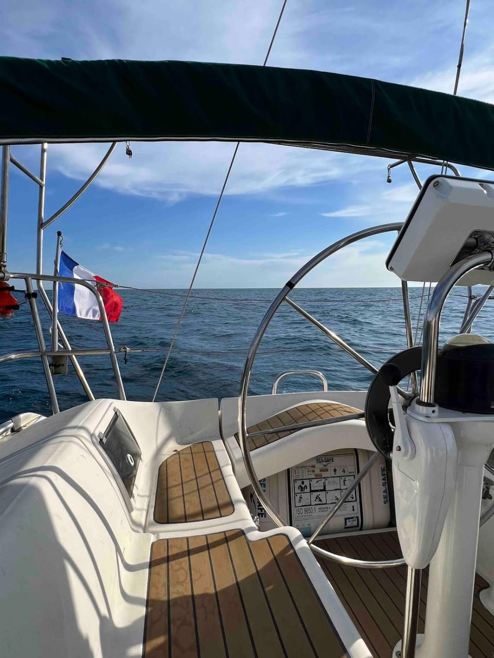 Voilier 36 pieds à Sète au Môle Saint Louis face au Mont Saint Clair Docked boat in Occitanie