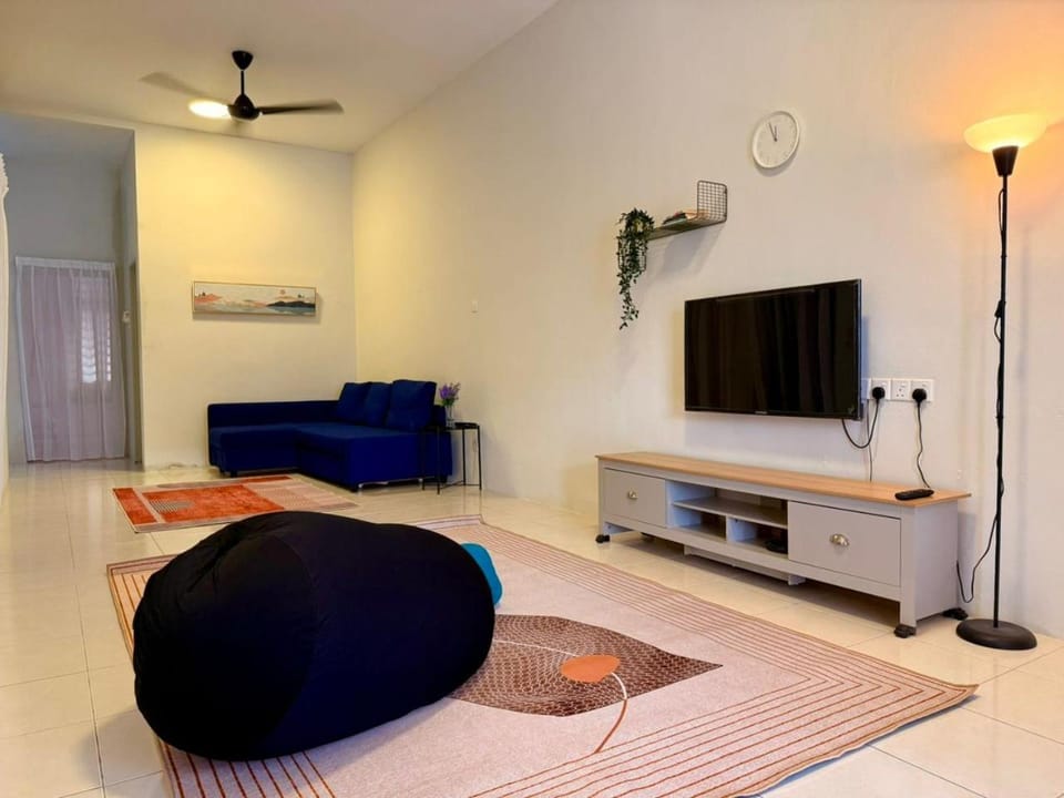 Communal lounge/ TV room, TV and multimedia, Living room, Seating area, Evening entertainment