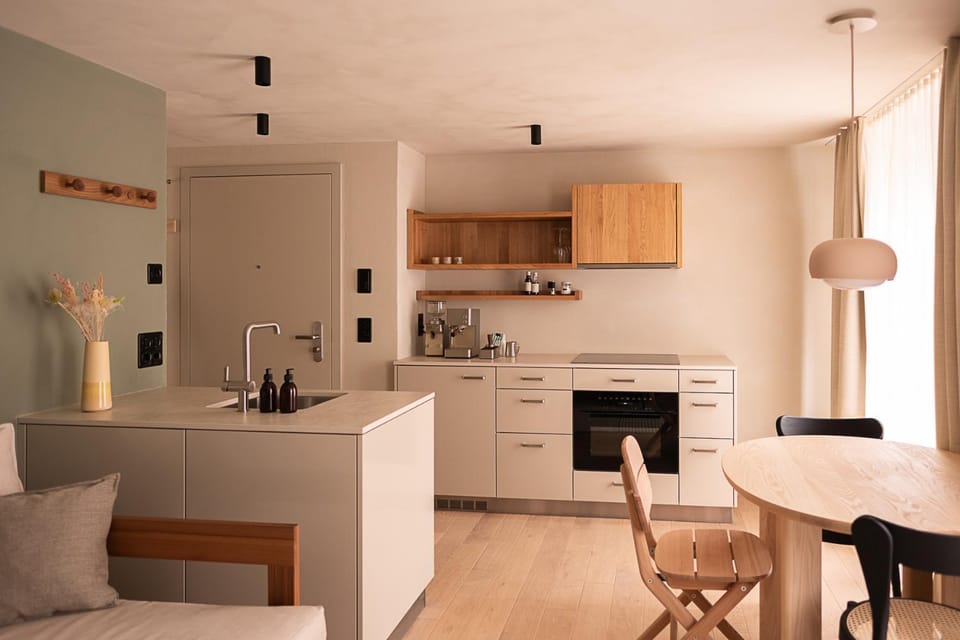 Coffee/tea facilities, Kitchen or kitchenette, Dining area, stove