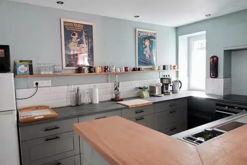 Coffee/tea facilities, dishwasher, oven, stove, kitchen