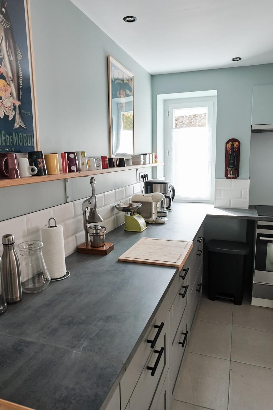 Coffee/tea facilities, Kitchen or kitchenette, oven, stove
