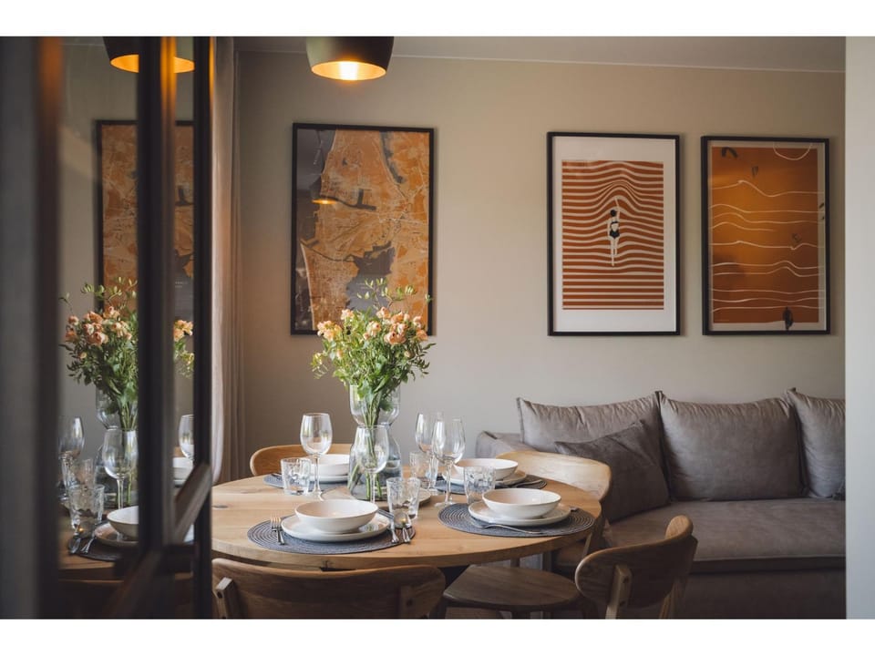 Bed, Dining area