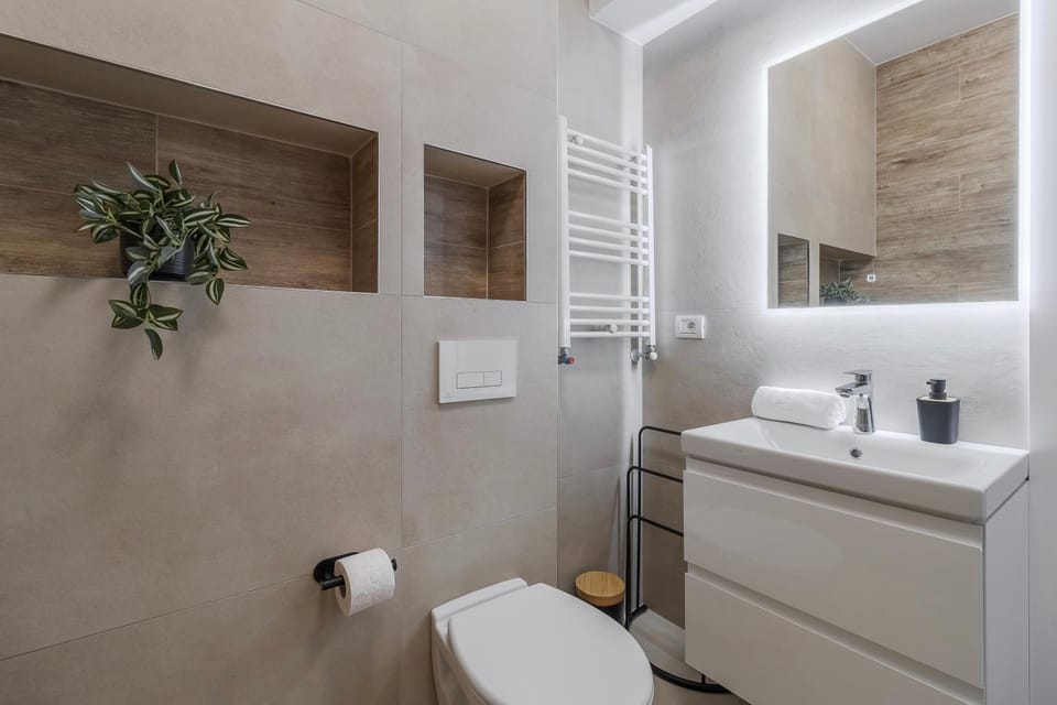 Toilet, Bathroom, towels