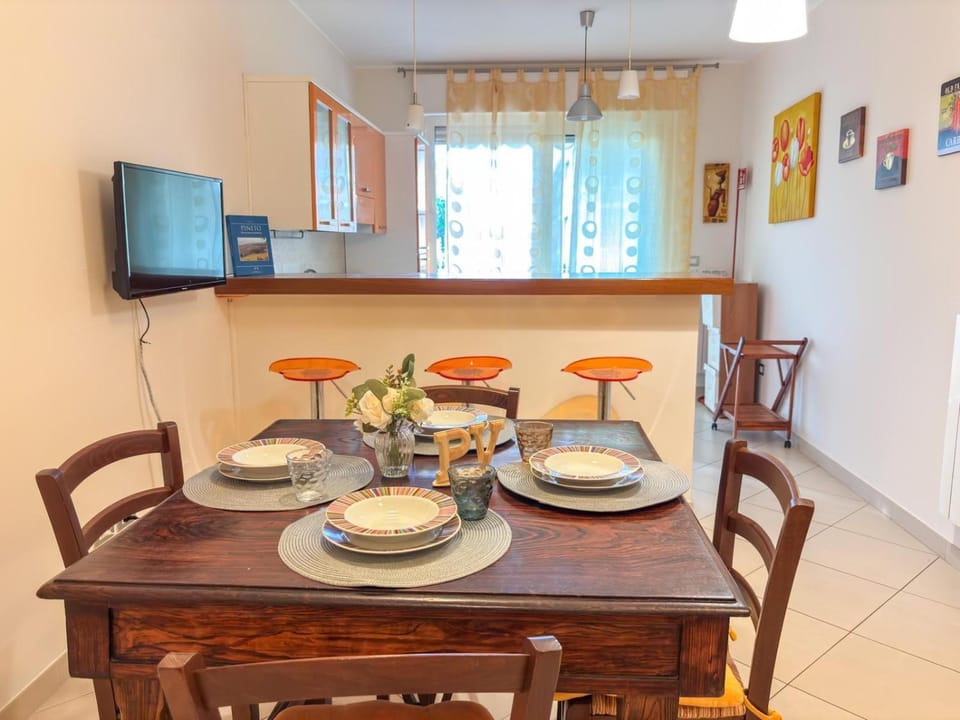 TV and multimedia, Kitchen or kitchenette, Living room, Seating area, Dining area