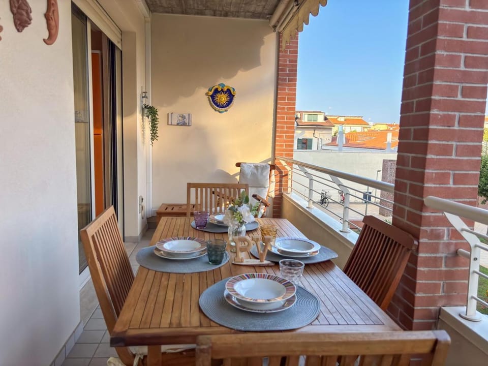 Day, Balcony/Terrace, Living room, Dining area