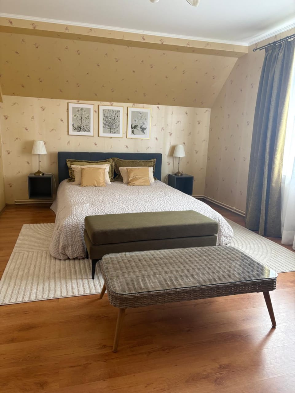 Photo of the whole room, Bedroom