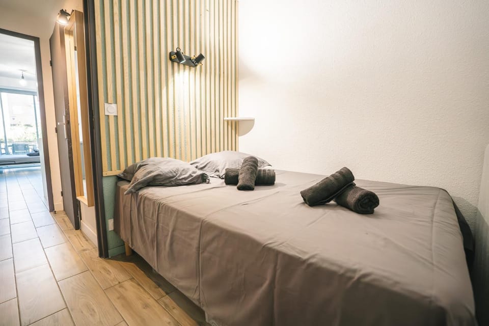 Bed, Photo of the whole room, Bedroom, towels