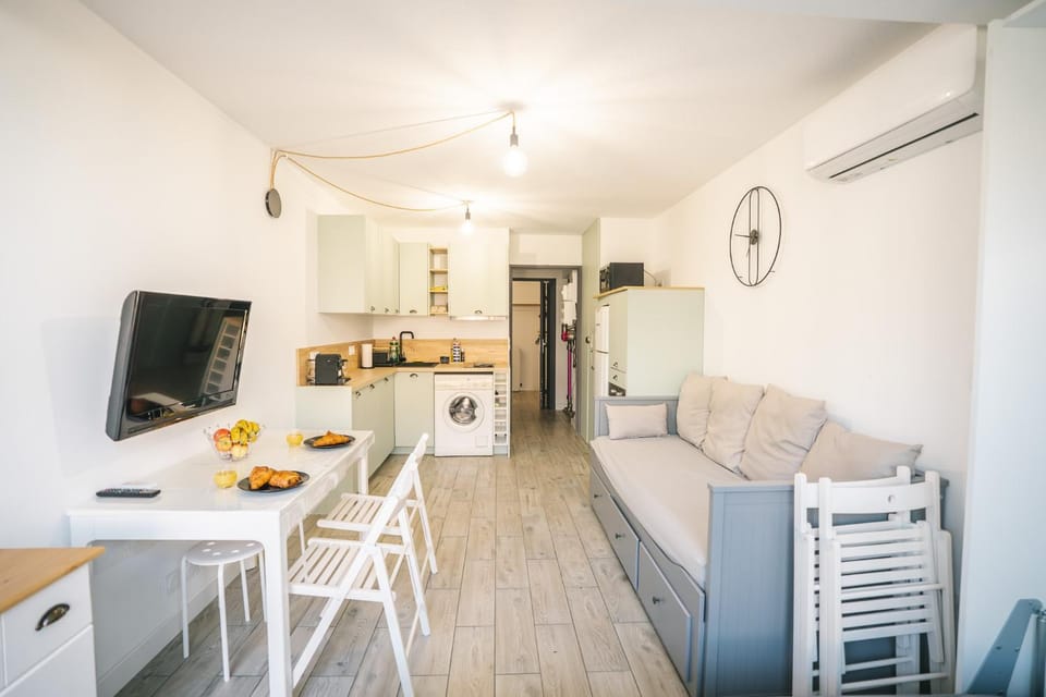 TV and multimedia, Kitchen or kitchenette, Living room, Seating area, Dining area, oven, stove, air conditioner