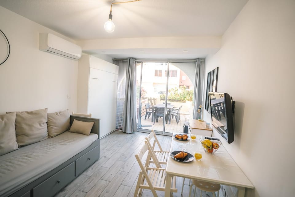 TV and multimedia, View (from property/room), Seating area, air conditioner